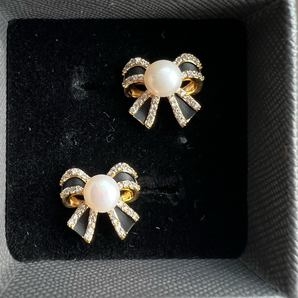 Bow earrings with pearl-new with no tags - Picture 2 of 4